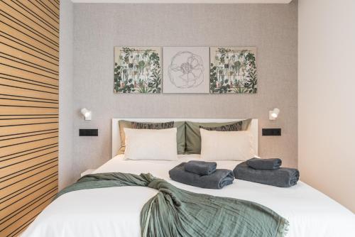 Habitación Superior con cama extragrande del hotel La Vega de Ciudad Jardín Suites. Foto 11