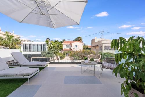 Habitación Superior con cama extragrande del hotel La Vega de Ciudad Jardín Suites. Foto 12