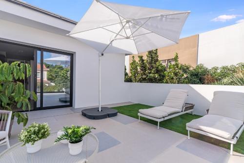 Habitación Superior con cama extragrande del hotel La Vega de Ciudad Jardín Suites. Foto 13