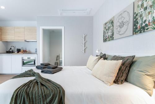 Habitación Doble adaptada para personas con movilidad reducida del hotel La Vega de Ciudad Jardín Suites. Foto 10