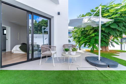 Habitación Doble adaptada para personas con movilidad reducida del hotel La Vega de Ciudad Jardín Suites. Foto 12