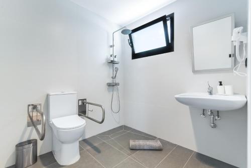 Habitación Doble adaptada para personas con movilidad reducida del hotel La Vega de Ciudad Jardín Suites. Foto 13