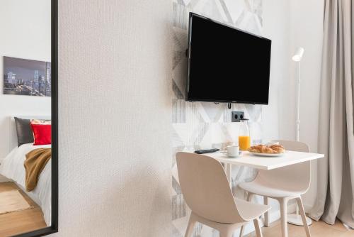 Habitación con cama extragrande. del hotel La Vega de Ciudad Jardín Suites. Foto 9