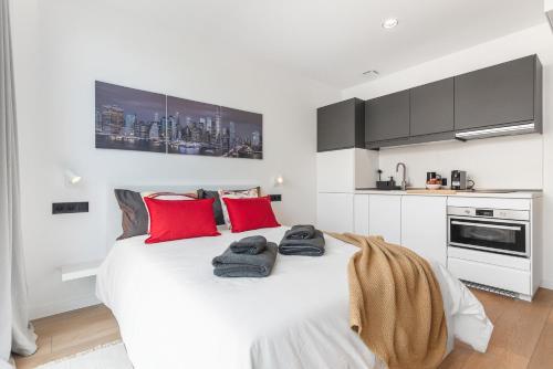 Habitación con cama extragrande. del hotel La Vega de Ciudad Jardín Suites. Foto 10