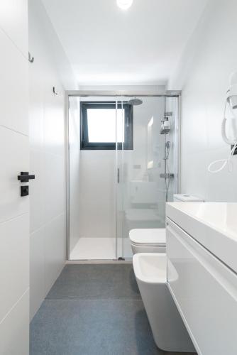 Habitación con cama extragrande. del hotel La Vega de Ciudad Jardín Suites. Foto 12