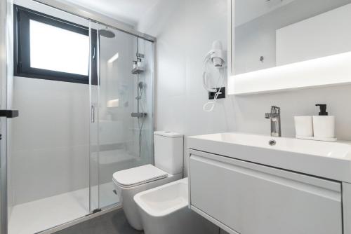 Habitación con cama extragrande. del hotel La Vega de Ciudad Jardín Suites. Foto 13