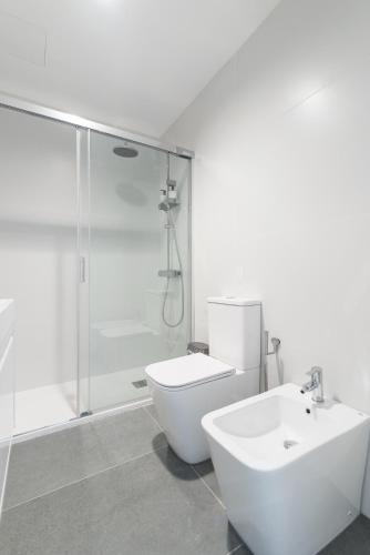 Habitación Triple con baño privado del hotel La Vega de Ciudad Jardín Suites. Foto 12