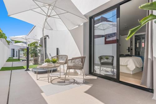 Habitación Triple Deluxe del hotel La Vega de Ciudad Jardín Suites. Foto 7