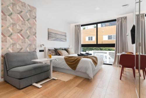 Habitación Triple Clásica del hotel La Vega de Ciudad Jardín Suites. Foto 8