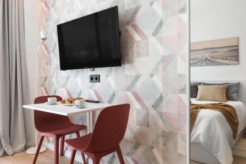 Habitación Triple Clásica del hotel La Vega de Ciudad Jardín Suites. Foto 9