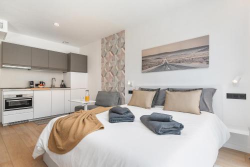 Habitación Triple Clásica del hotel La Vega de Ciudad Jardín Suites. Foto 10