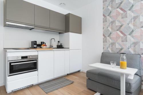 Habitación Triple Clásica del hotel La Vega de Ciudad Jardín Suites. Foto 11