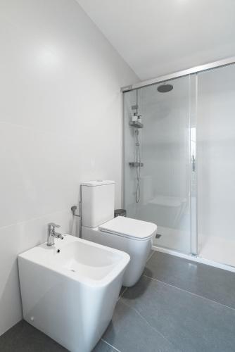 Habitación Triple Clásica del hotel La Vega de Ciudad Jardín Suites. Foto 12