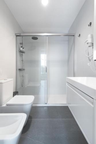 Habitación Triple Clásica del hotel La Vega de Ciudad Jardín Suites. Foto 13