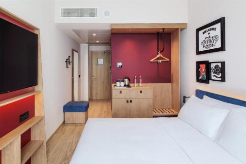 Habitación con cama extragrande. del hotel Hampton By Hilton Venice Isola Nuova. Foto 3
