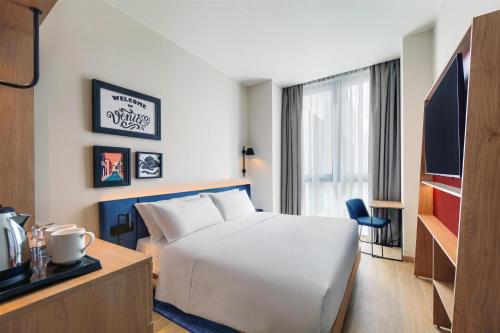 Habitación con cama extragrande. del hotel Hampton By Hilton Venice Isola Nuova. Foto 4