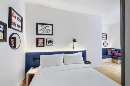 Habitación con cama extragrande y sofá cama del hotel Hampton By Hilton Venice Isola Nuova. Foto 3