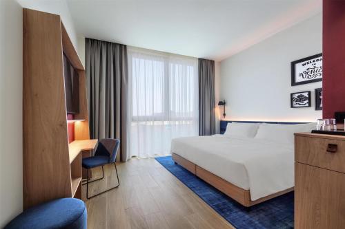 Habitación con cama super extragrande del hotel Hampton By Hilton Venice Isola Nuova. Foto 1