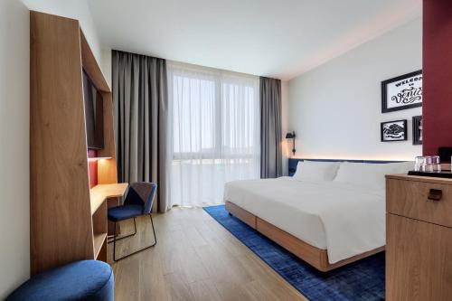 Habitación con cama super extragrande del hotel Hampton By Hilton Venice Isola Nuova. Foto 5