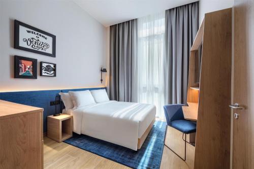 Habitación con cama grande adaptada para personas de movilidad reducida del hotel Hampton By Hilton Venice Isola Nuova