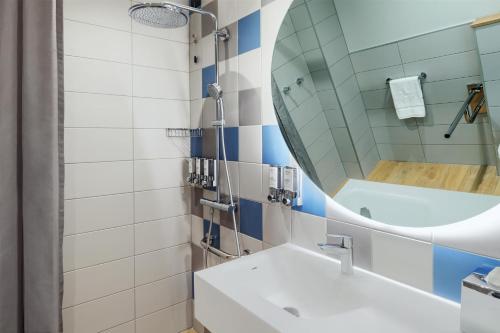 Habitación con cama grande adaptada para personas de movilidad reducida del hotel Hampton By Hilton Venice Isola Nuova. Foto 2