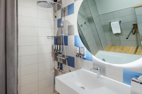 Habitación con cama grande adaptada para personas de movilidad reducida del hotel Hampton By Hilton Venice Isola Nuova. Foto 4