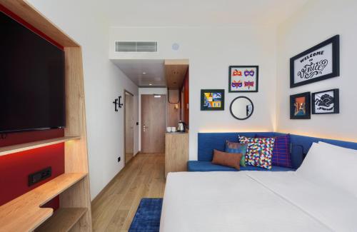 Habitación con cama grande adaptada para personas de movilidad reducida del hotel Hampton By Hilton Venice Isola Nuova. Foto 5