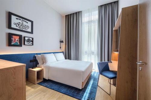 Habitación Familiar - Cama grande del hotel Hampton By Hilton Venice Isola Nuova. Foto 3