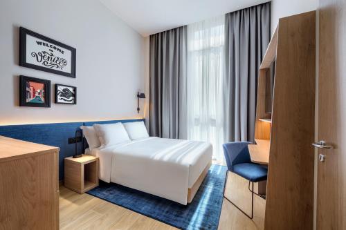 Habitación Familiar - Cama grande del hotel Hampton By Hilton Venice Isola Nuova. Foto 5