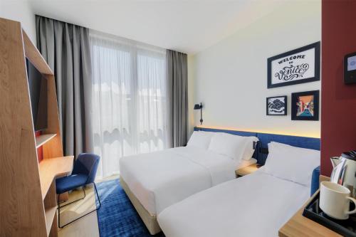 Habitación con sofá cama - 1 cama grande del hotel Hampton By Hilton Venice Isola Nuova. Foto 2