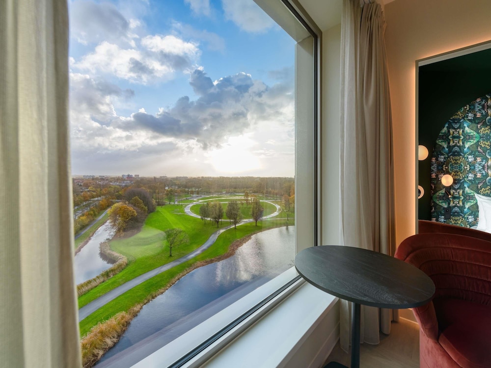 Habitación en planta alta con vistas al parque y 1 cama doble del hotel Ibis Styles Rotterdam Ahoy. Foto 6