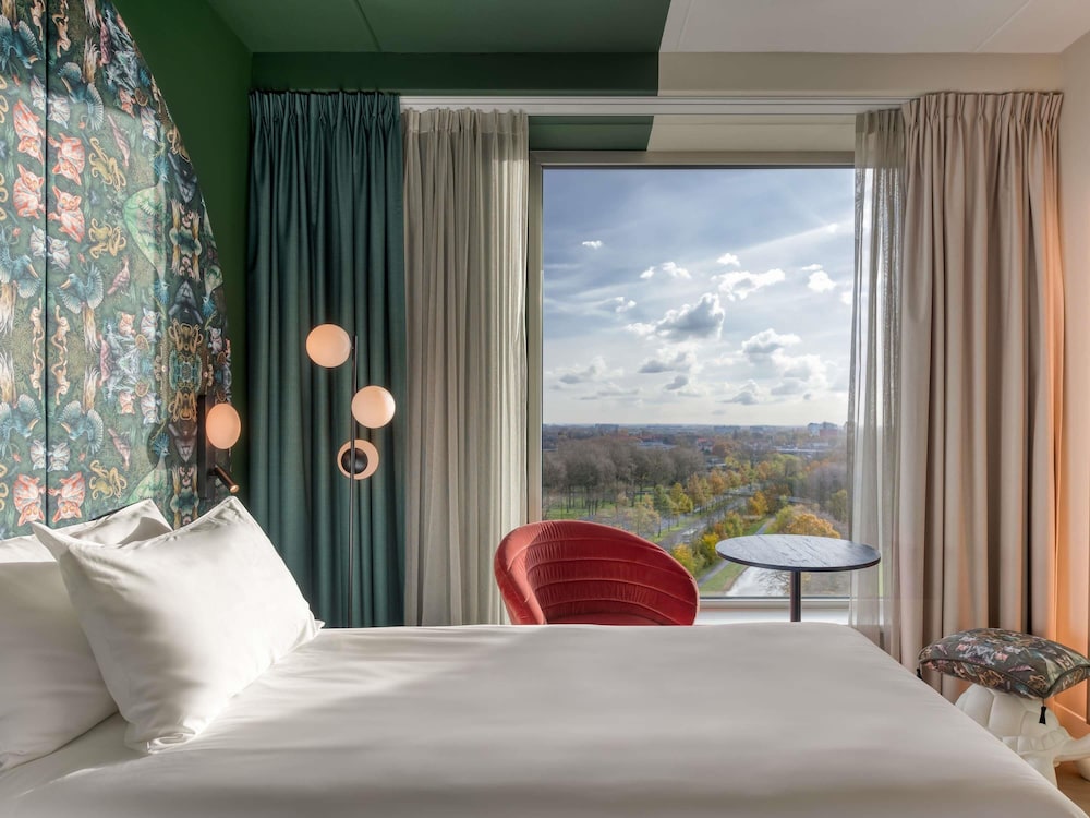 Habitación en planta alta con vistas al parque y 1 cama doble del hotel Ibis Styles Rotterdam Ahoy. Foto 7