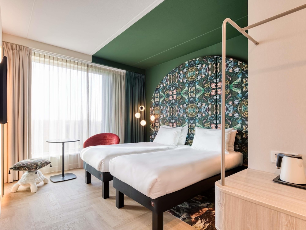 Habitación en planta alta con vistas al parque y 2 camas individuales del hotel Ibis Styles Rotterdam Ahoy