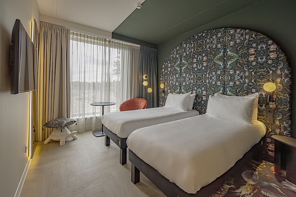 Habitación en planta alta con vistas al parque y 2 camas individuales del hotel Ibis Styles Rotterdam Ahoy. Foto 1