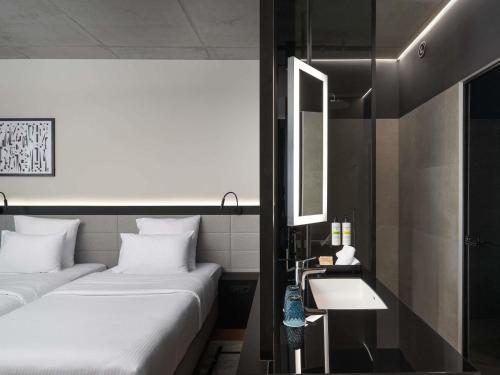Habitación estándar con dos camas individuales del hotel Pullman Zagreb. Foto 4