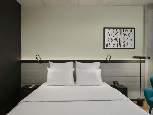 Habitación estándar con cama king size del hotel Pullman Zagreb