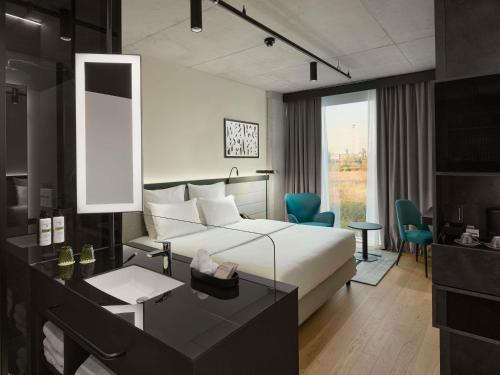 Habitación estándar con cama king size del hotel Pullman Zagreb. Foto 3