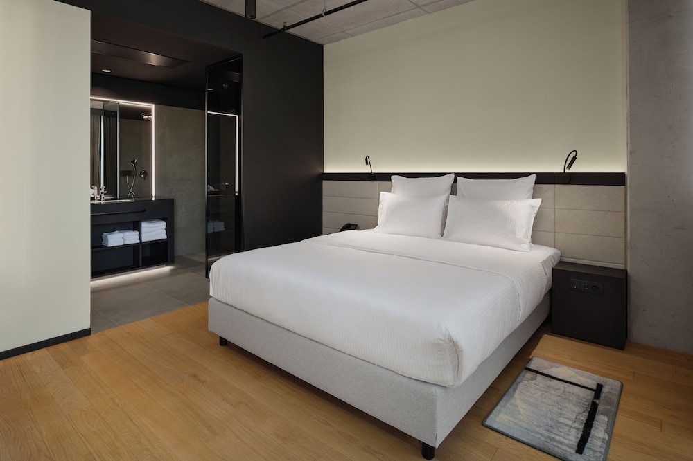 Junior suite Lujo 1 Cama king del hotel Pullman Zagreb. Foto 1