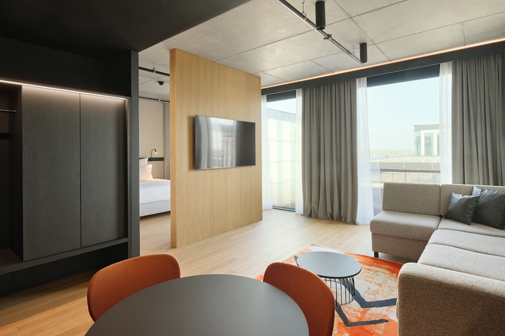 Junior suite Lujo 1 Cama king del hotel Pullman Zagreb. Foto 2