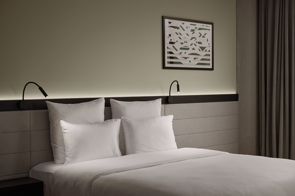Junior suite Lujo 1 Cama king del hotel Pullman Zagreb. Foto 4