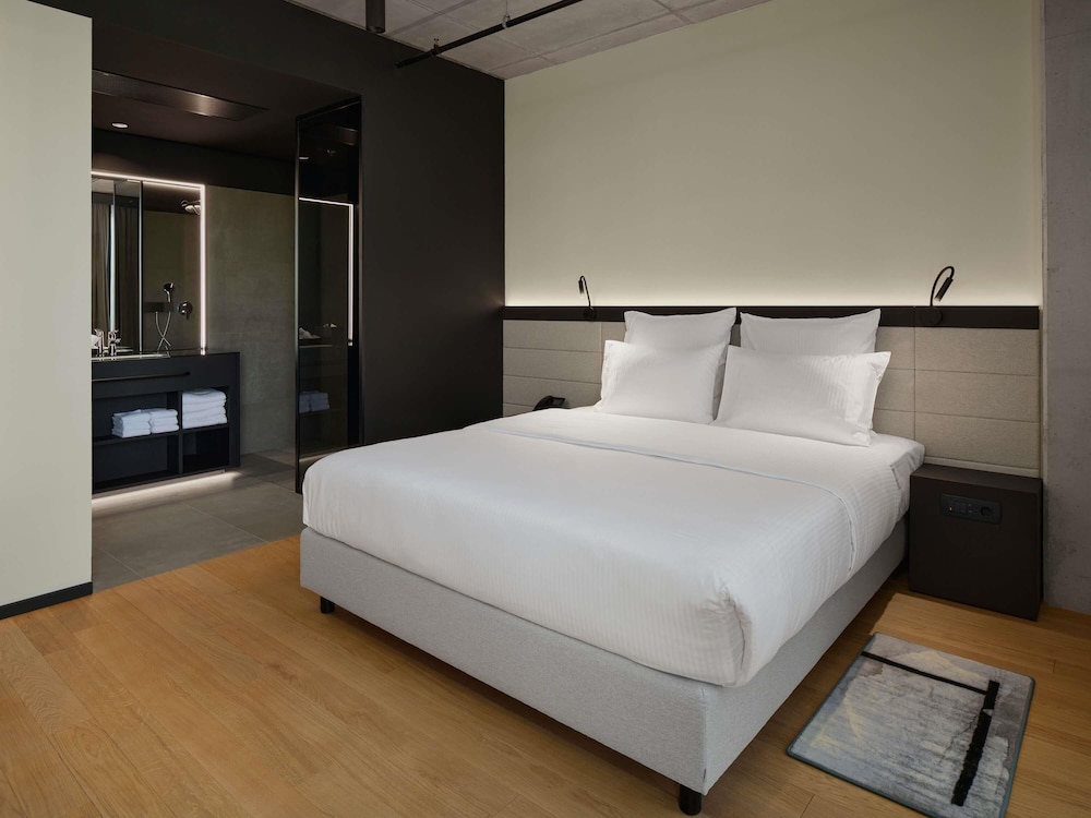 Junior suite Lujo 1 Cama king del hotel Pullman Zagreb. Foto 10