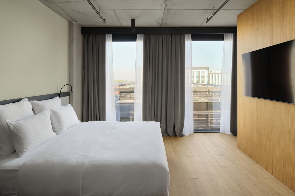 Suite Lujo Superior 1 Cama king del hotel Pullman Zagreb. Foto 4