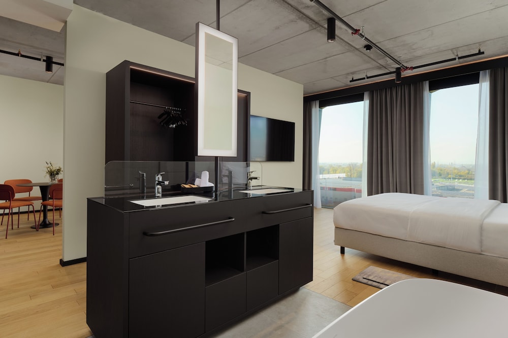 Suite Lujo Superior 1 Cama king del hotel Pullman Zagreb. Foto 6