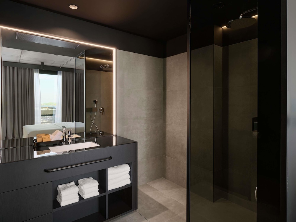 Suite Lujo Superior 1 Cama king del hotel Pullman Zagreb. Foto 13