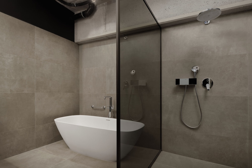 Suite Lujo Superior 1 Cama king del hotel Pullman Zagreb. Foto 23