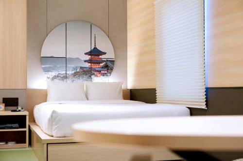 Habitación Triple del hotel Travelodge Kyoto Shijo Kawaramachi. Foto 1