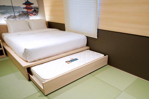 Habitación Triple del hotel Travelodge Kyoto Shijo Kawaramachi. Foto 6