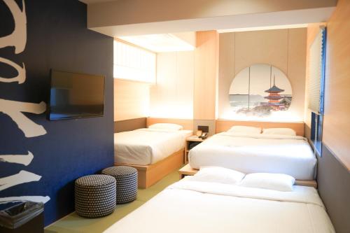 Habitación Triple del hotel Travelodge Kyoto Shijo Kawaramachi. Foto 11