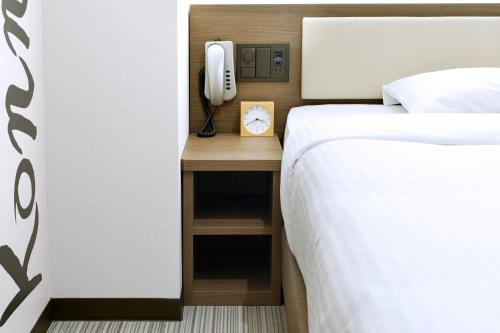 Habitación Estándar con cama grande y vistas a la ciudad del hotel Travelodge Kyoto Shijo Kawaramachi. Foto 1