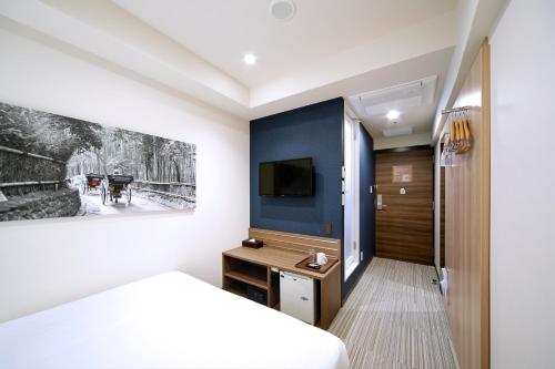 Habitación Estándar con cama grande y vistas a la ciudad del hotel Travelodge Kyoto Shijo Kawaramachi. Foto 2